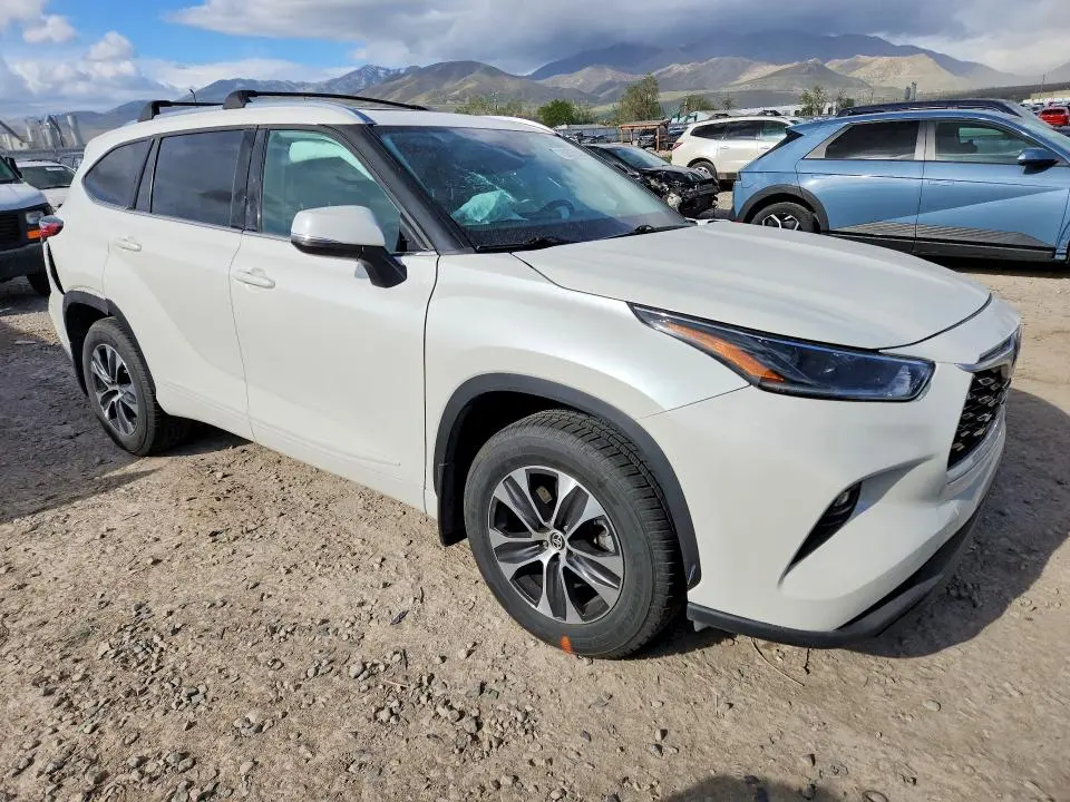 2021 TOYOTA HIGHLANDER XLE  