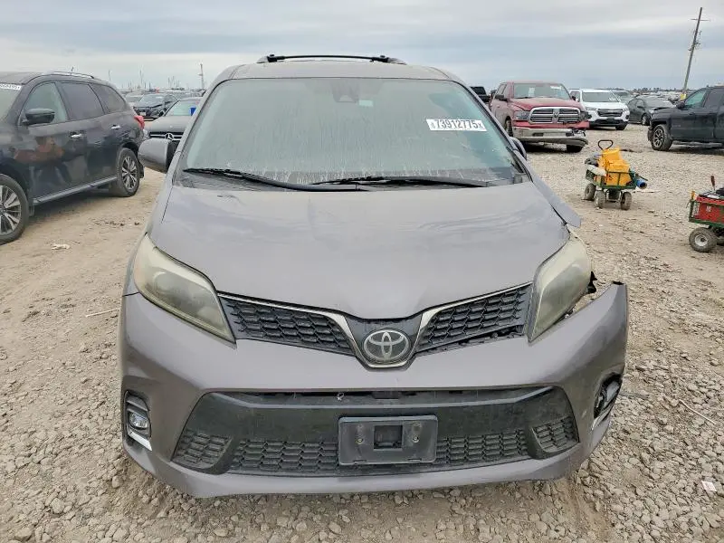 2018 TOYOTA SIENNA SE  