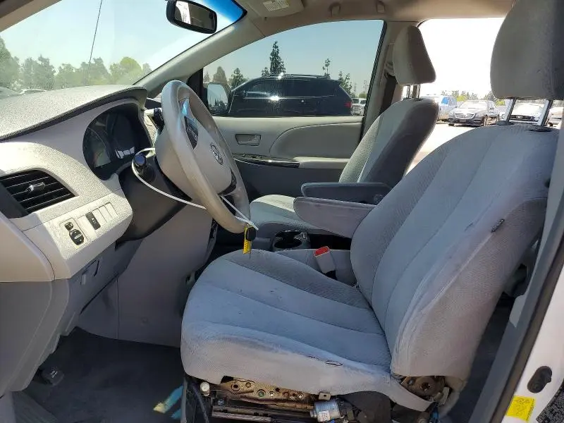 2013 TOYOTA SIENNA LE  