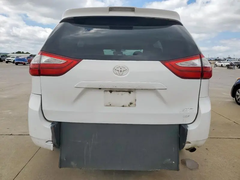 2018 TOYOTA SIENNA LE  