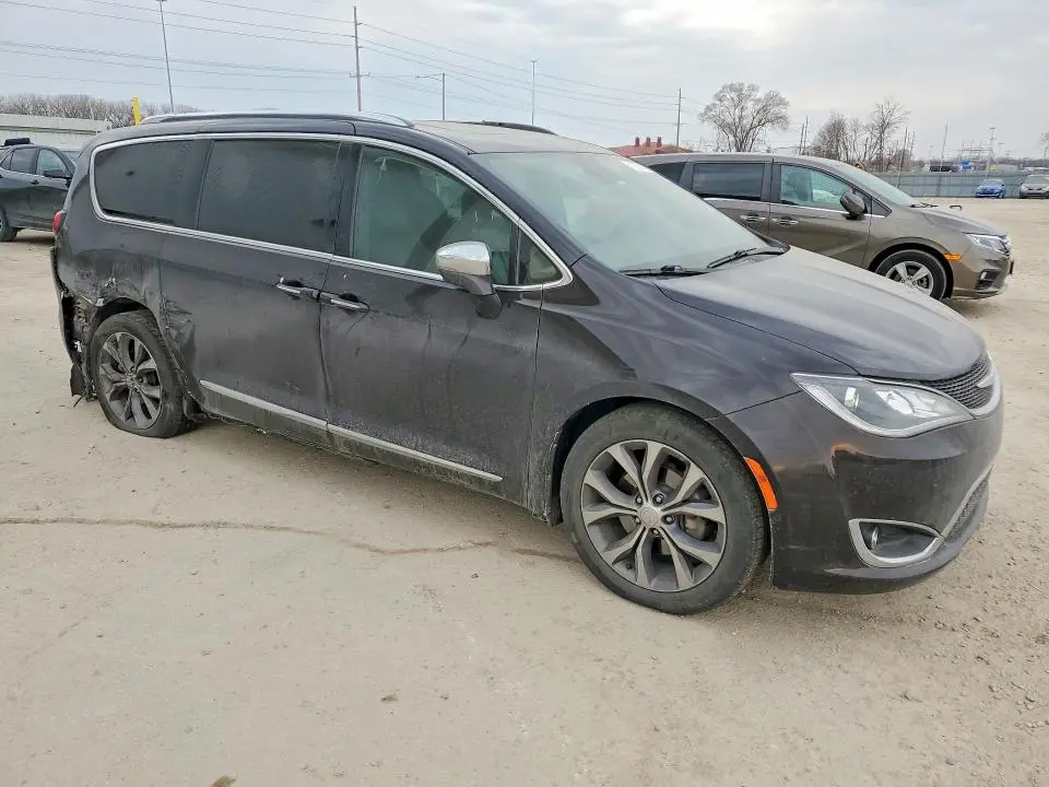 2017 CHRYSLER PACIFICA LIMITED  