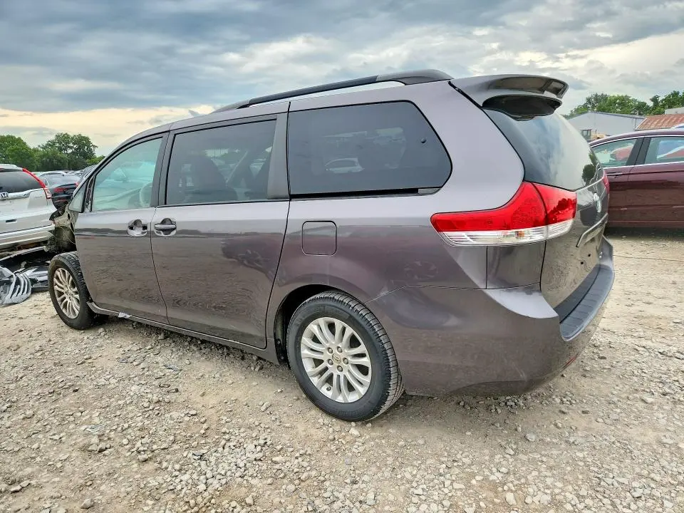 2014 TOYOTA SIENNA XLE 8-PASSENGER  