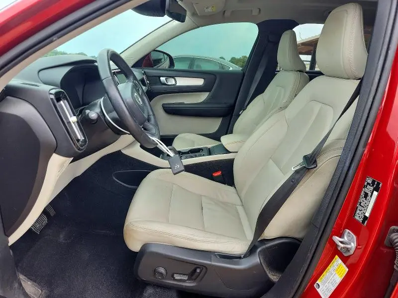 2019 VOLVO XC40 T5 MOMENTUM  