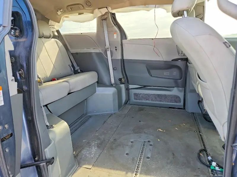 2017 TOYOTA SIENNA XLE 8-PASSENGER  