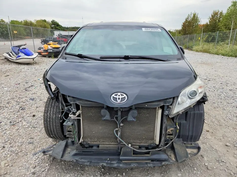 2017 TOYOTA SIENNA LE  