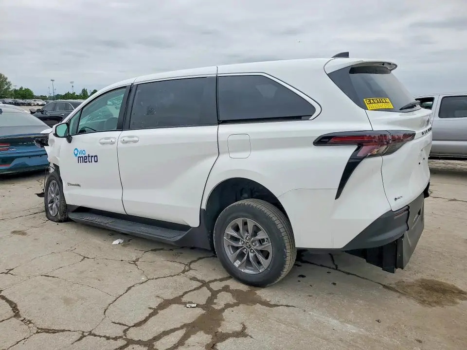 2025 TOYOTA SIENNA LE  