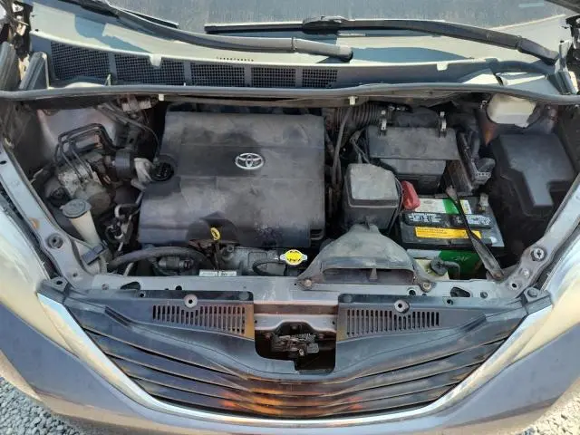 2013 TOYOTA SIENNA LE  