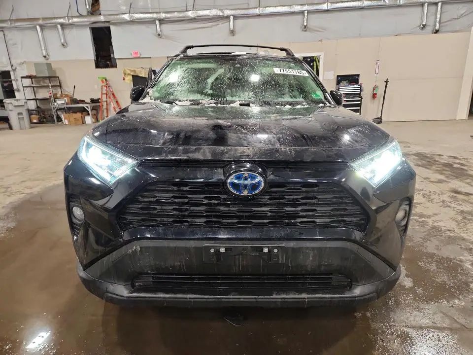 2021 TOYOTA RAV4 XLE  