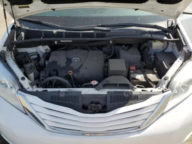2017 TOYOTA SIENNA LE  