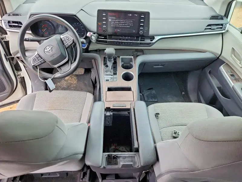 2021 TOYOTA SIENNA LE  