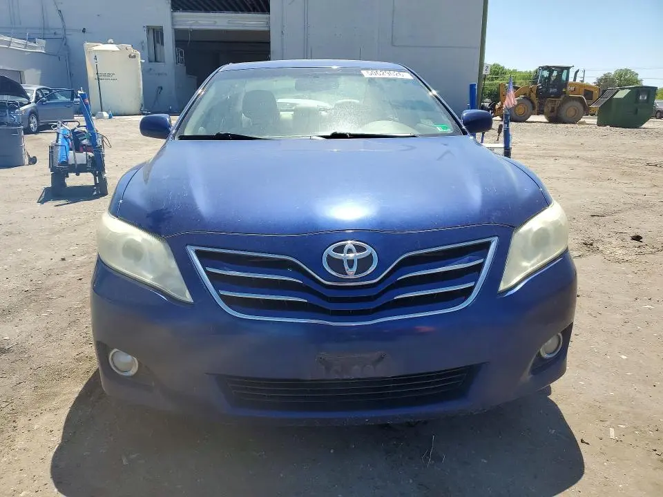 2011 TOYOTA CAMRY XLE  