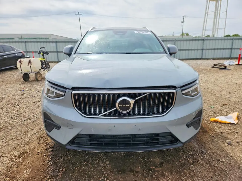 2025 VOLVO XC40 CORE  