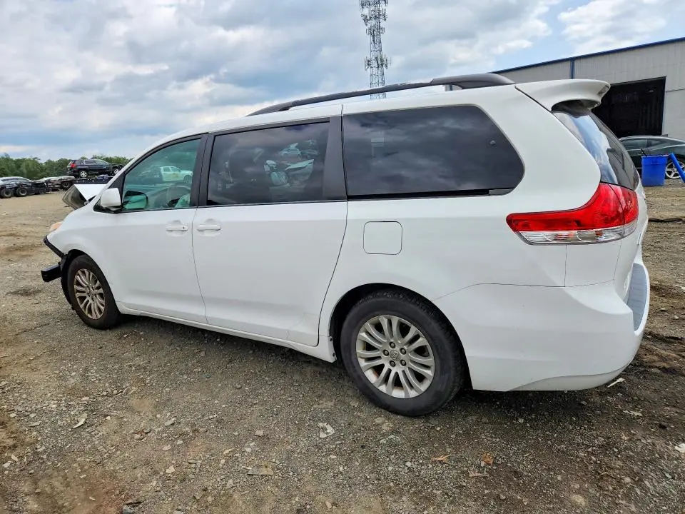 2013 TOYOTA SIENNA XLE 8-PASSENGER  