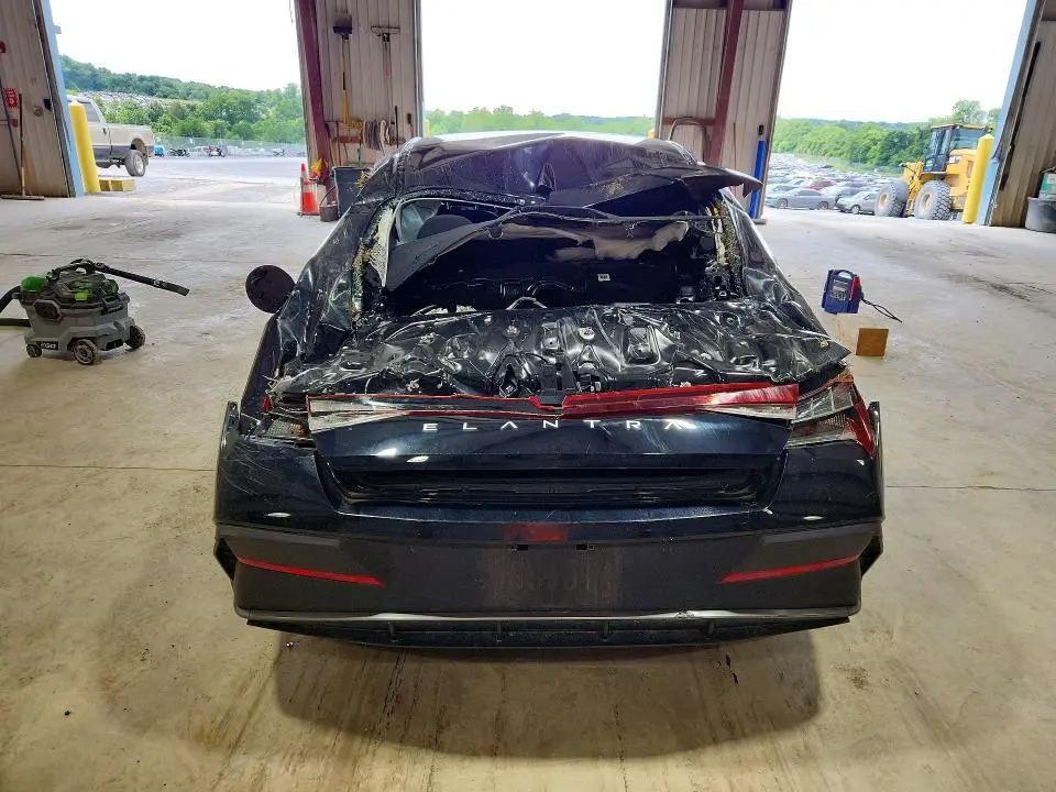 2025 HYUNDAI ELANTRA SE  