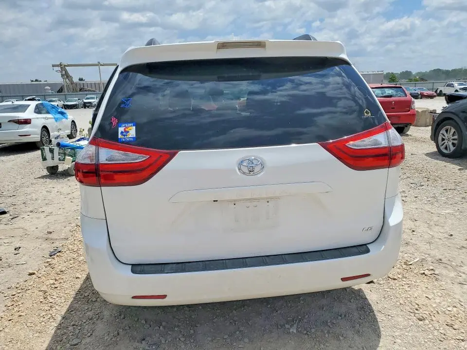 2019 TOYOTA SIENNA LE  