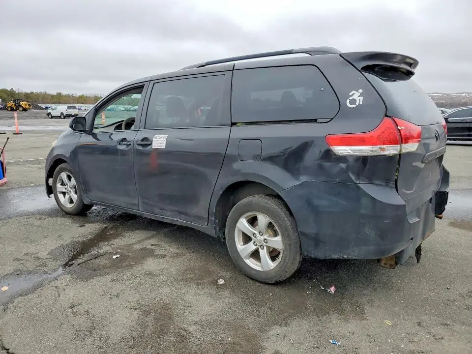 2013 TOYOTA SIENNA LE 8-PASSENGER  