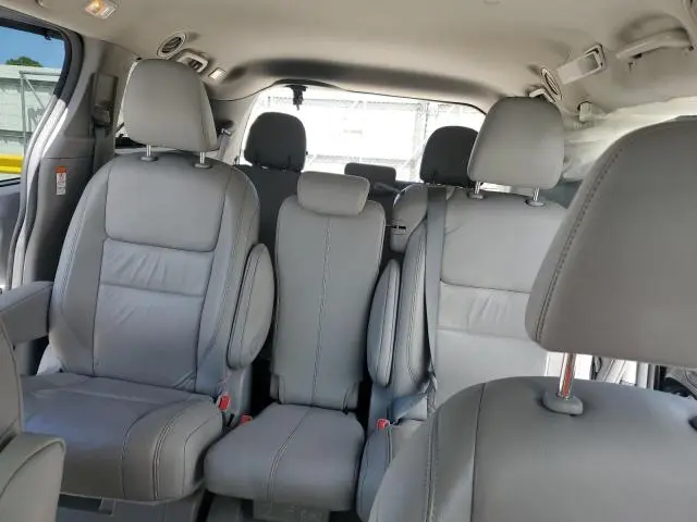 2018 TOYOTA SIENNA XLE