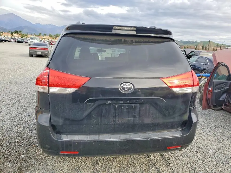 2013 TOYOTA SIENNA LE  