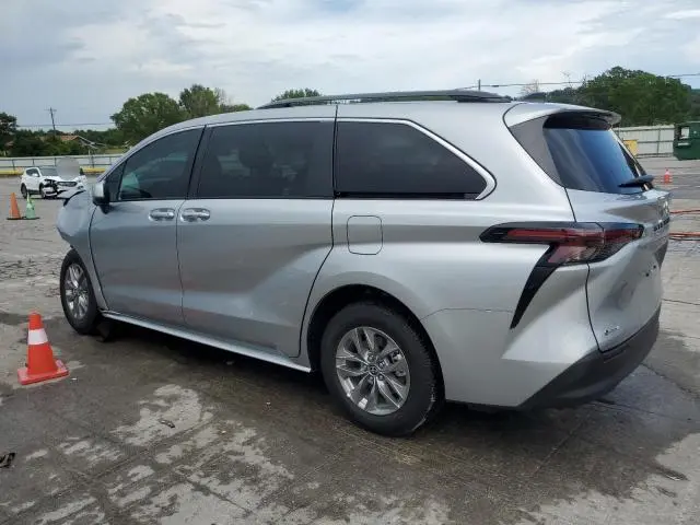2025 TOYOTA SIENNA LE  