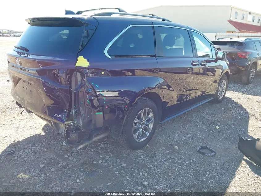2025 TOYOTA SIENNA XLE
