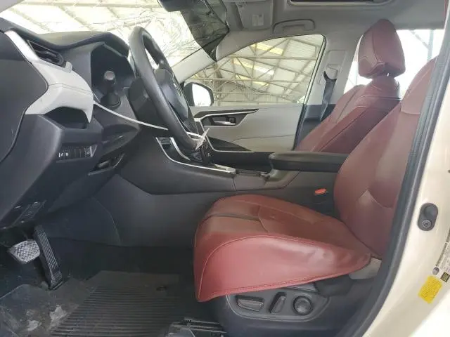 2021 TOYOTA RAV4 XLE  
