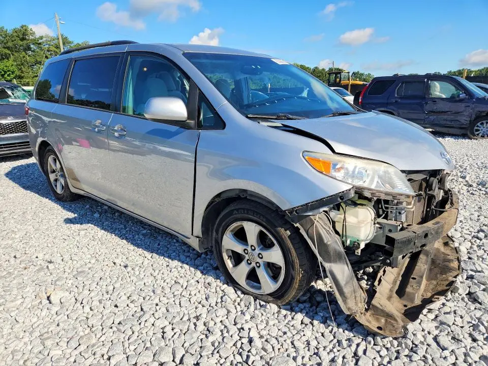 2016 TOYOTA SIENNA LE  