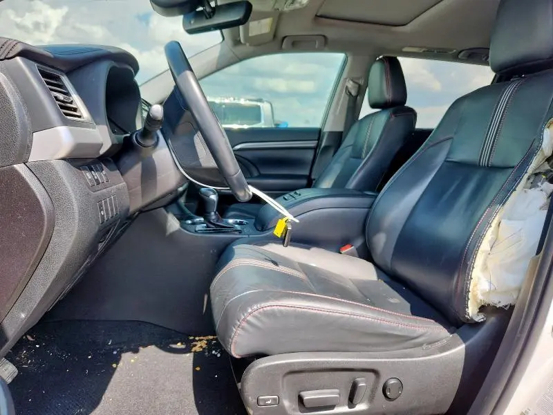 2019 TOYOTA HIGHLANDER SE  