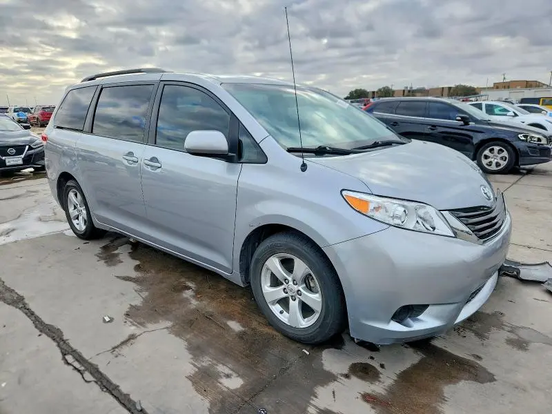 2014 TOYOTA SIENNA LE  