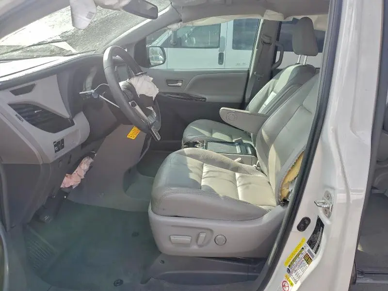 2018 TOYOTA SIENNA XLE  