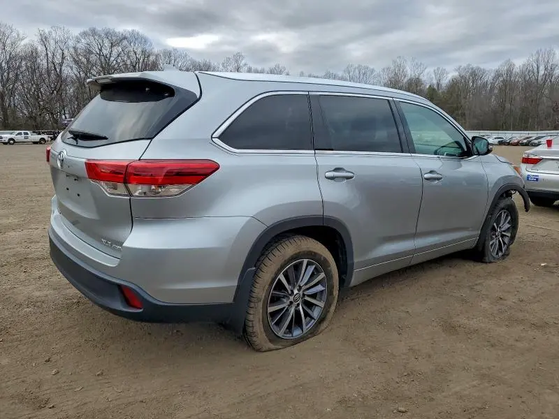 2017 TOYOTA HIGHLANDER SE  