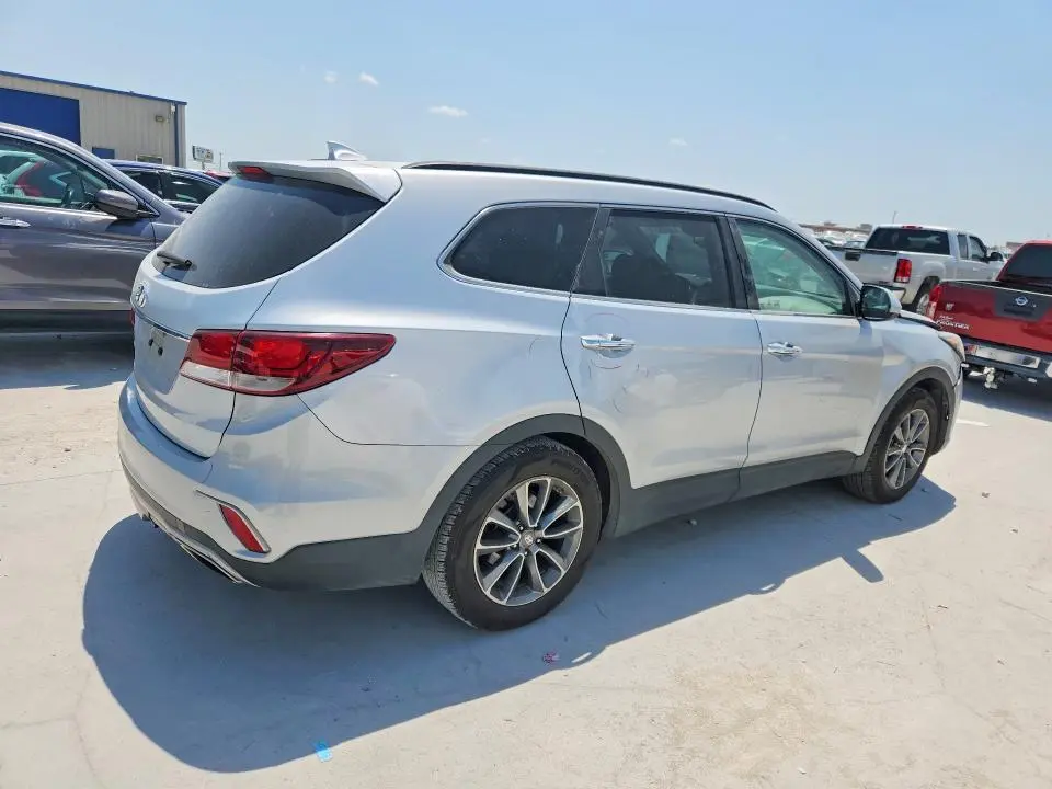 2018 HYUNDAI SANTA FE SE  