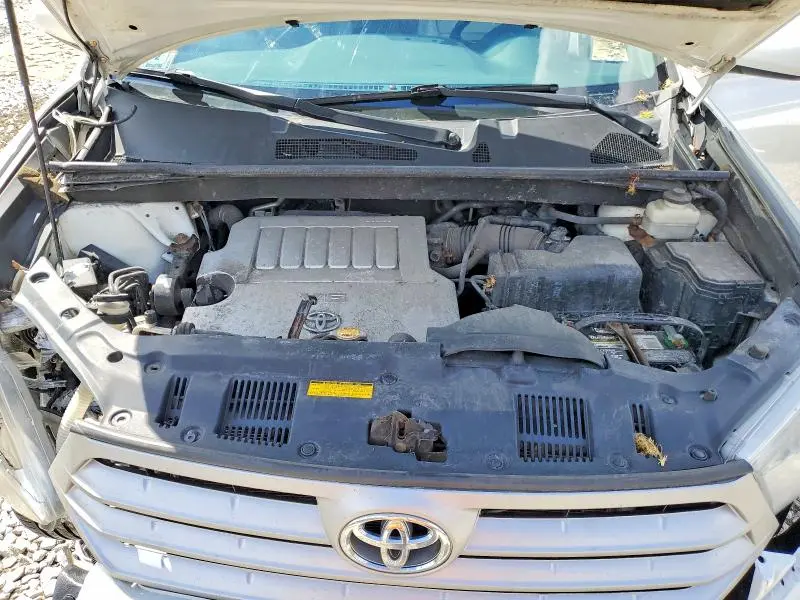 2013 TOYOTA HIGHLANDER SE  