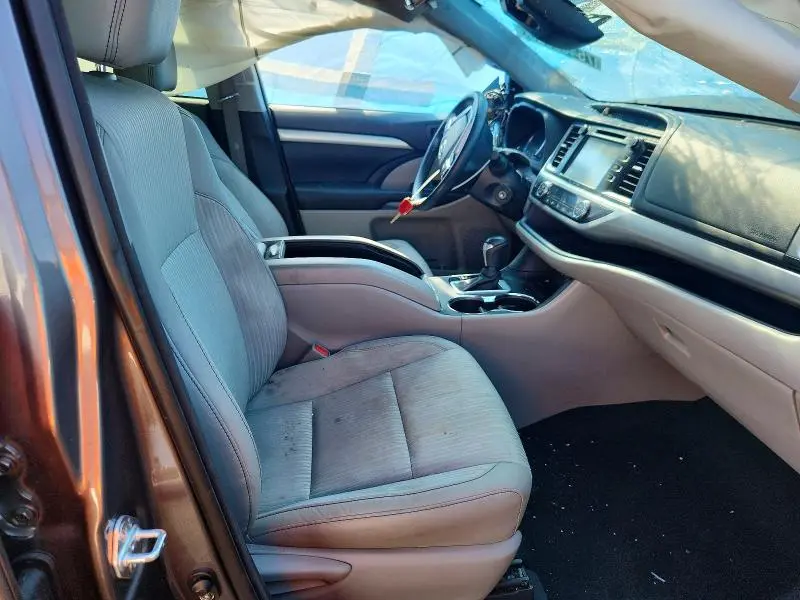 2017 TOYOTA HIGHLANDER LE  