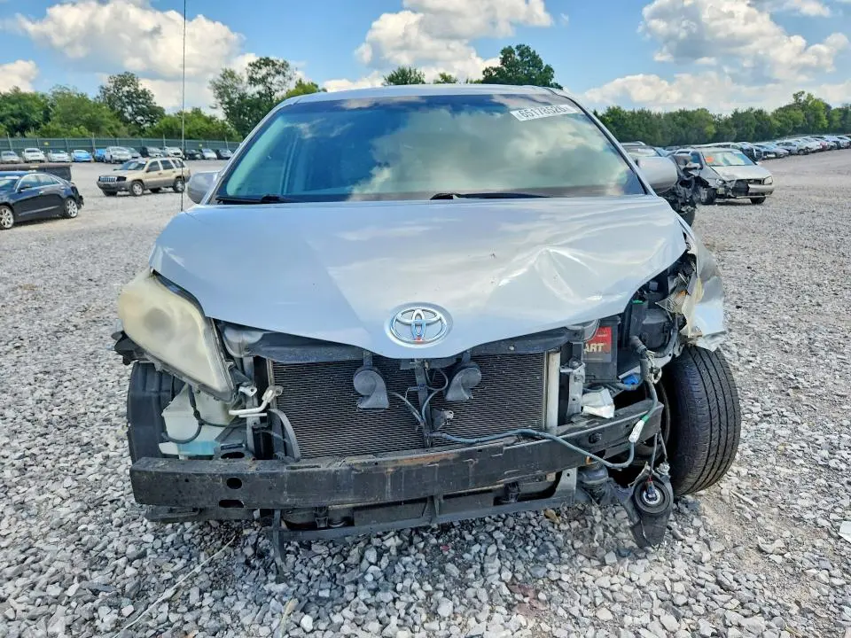 2013 TOYOTA SIENNA LE  