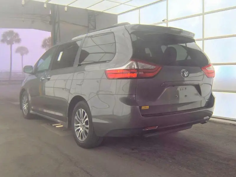 2018 TOYOTA SIENNA XLE 8-PASSENGER  