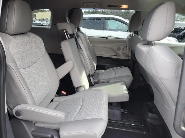 2021 TOYOTA SIENNA LE  