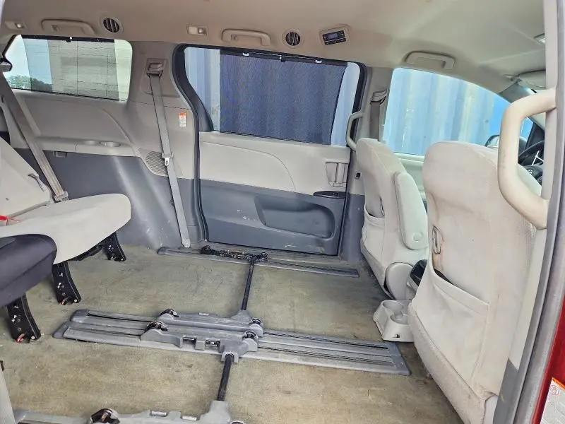 2016 TOYOTA SIENNA LE  