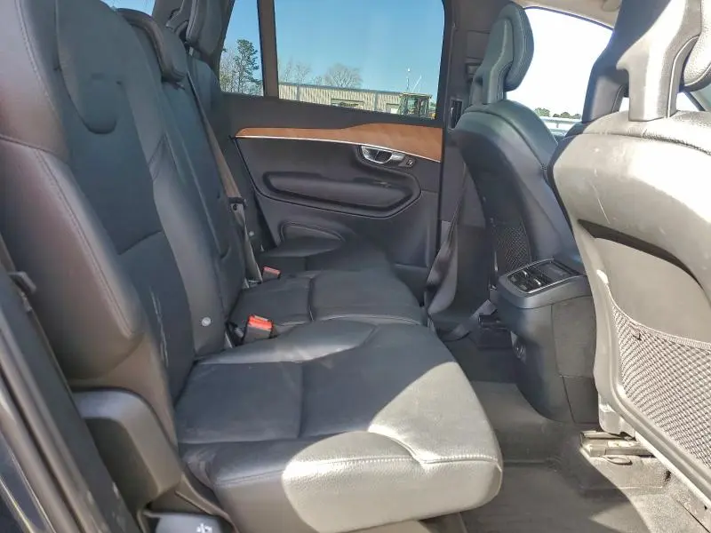 2022 VOLVO XC90 T6 MOMENTUM  