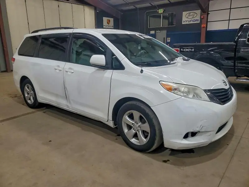 2014 TOYOTA SIENNA LE  
