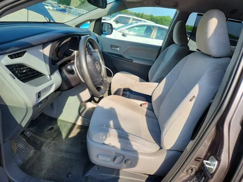 2015 TOYOTA SIENNA LE  