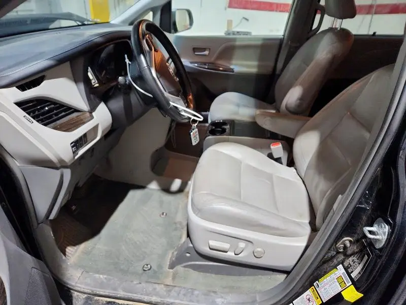 2017 TOYOTA SIENNA XLE  