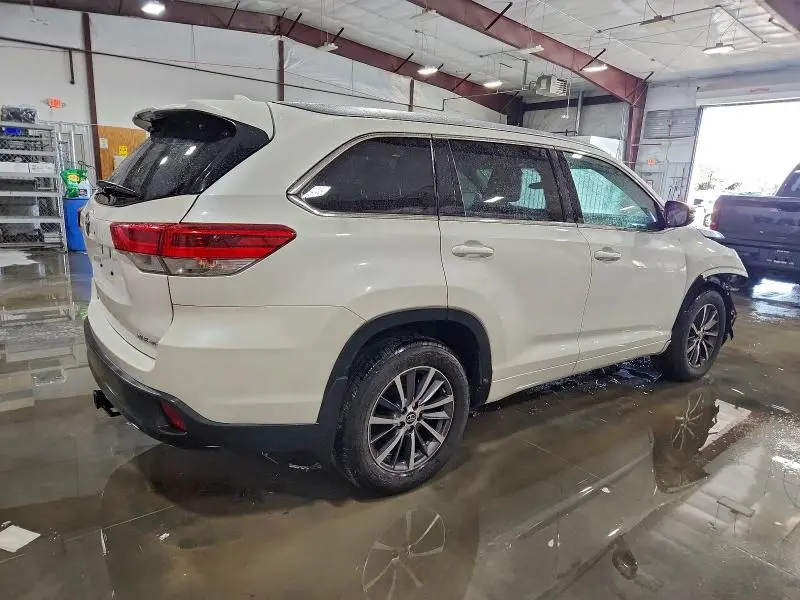 2018 TOYOTA HIGHLANDER SE  