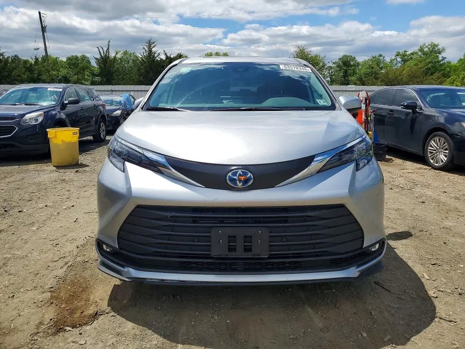 2025 TOYOTA SIENNA XLE 8-PASSENGER  