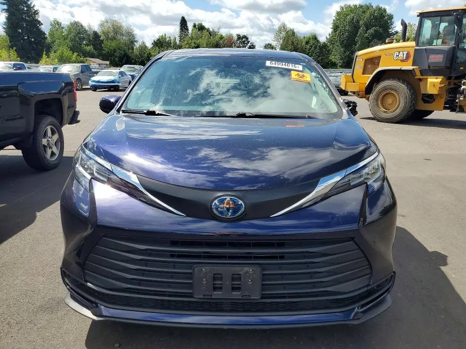2022 TOYOTA SIENNA LE  