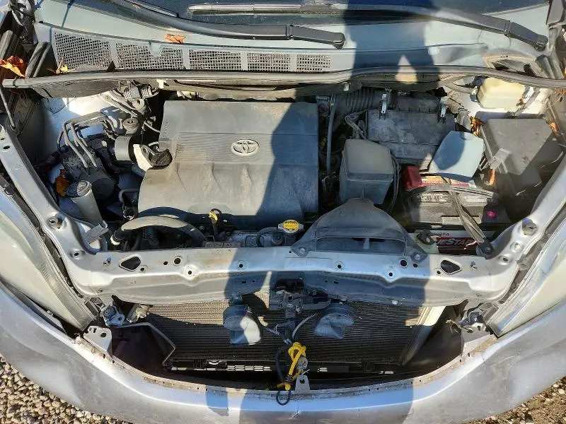 2015 TOYOTA SIENNA LE  