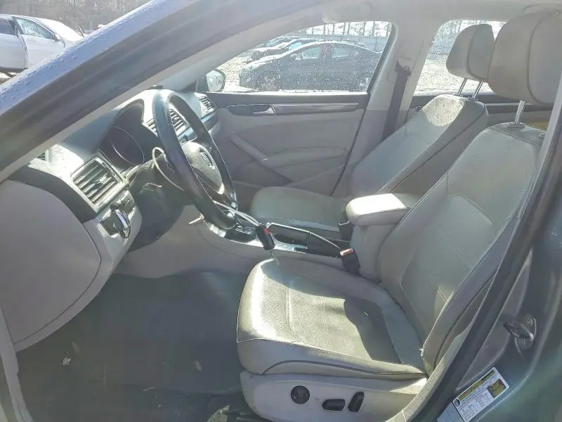 2016 VOLKSWAGEN PASSAT SE  