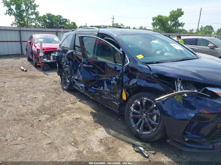 2021 TOYOTA SIENNA XSE