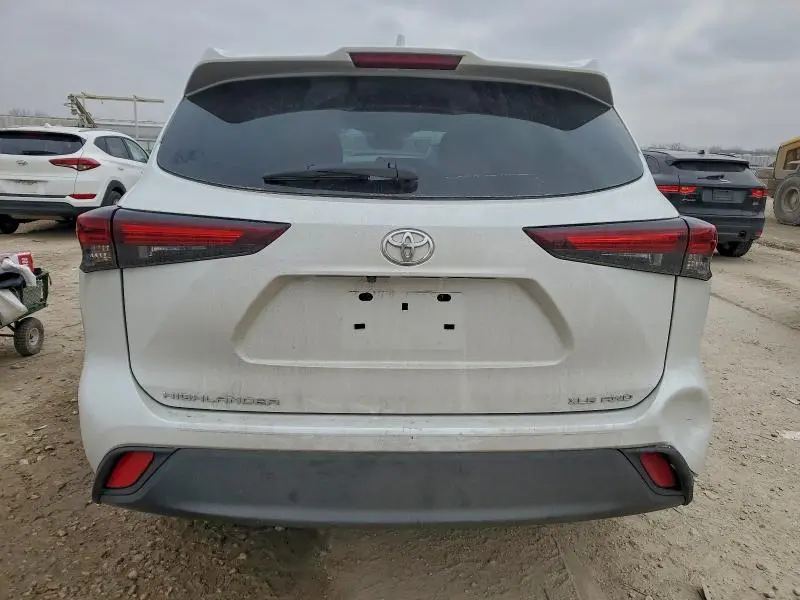 2024 TOYOTA HIGHLANDER LE  