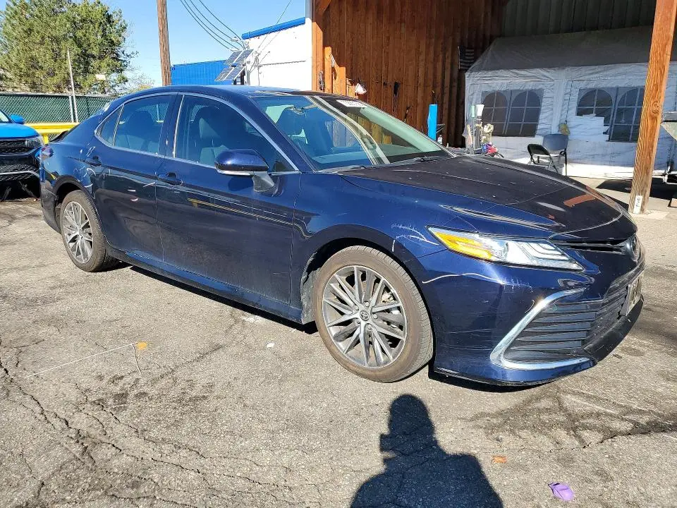 2021 TOYOTA CAMRY XLE  