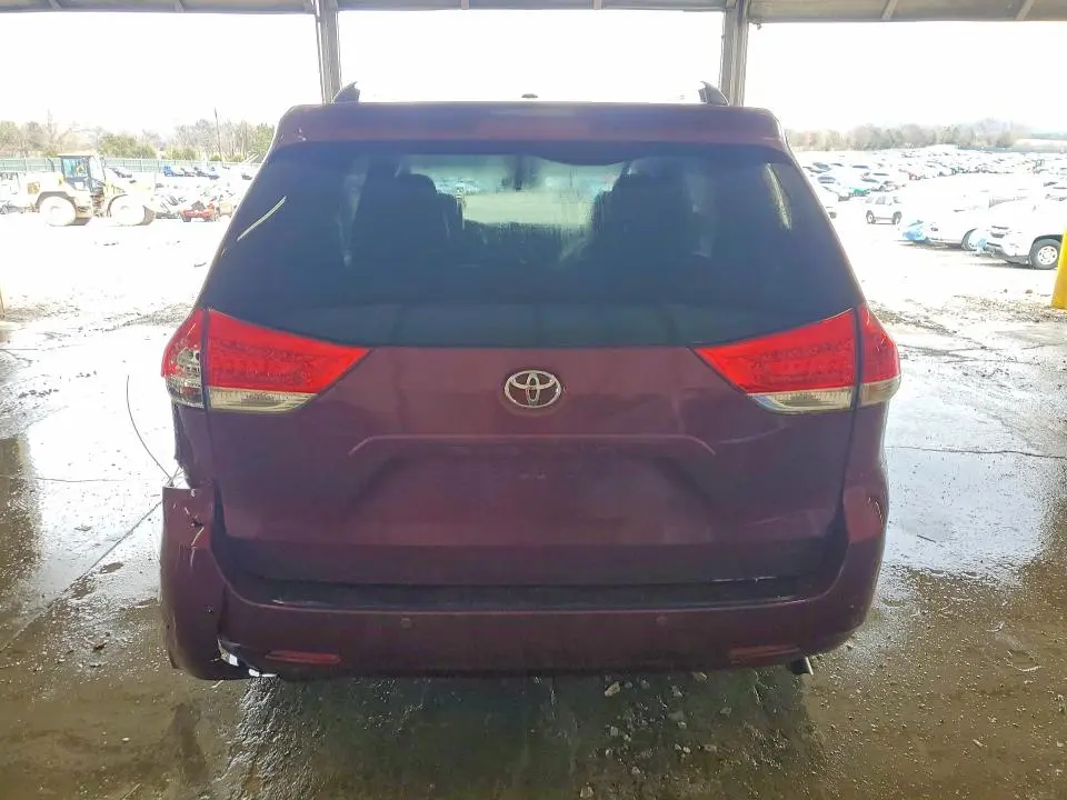 2014 TOYOTA SIENNA XLE 8-PASSENGER  